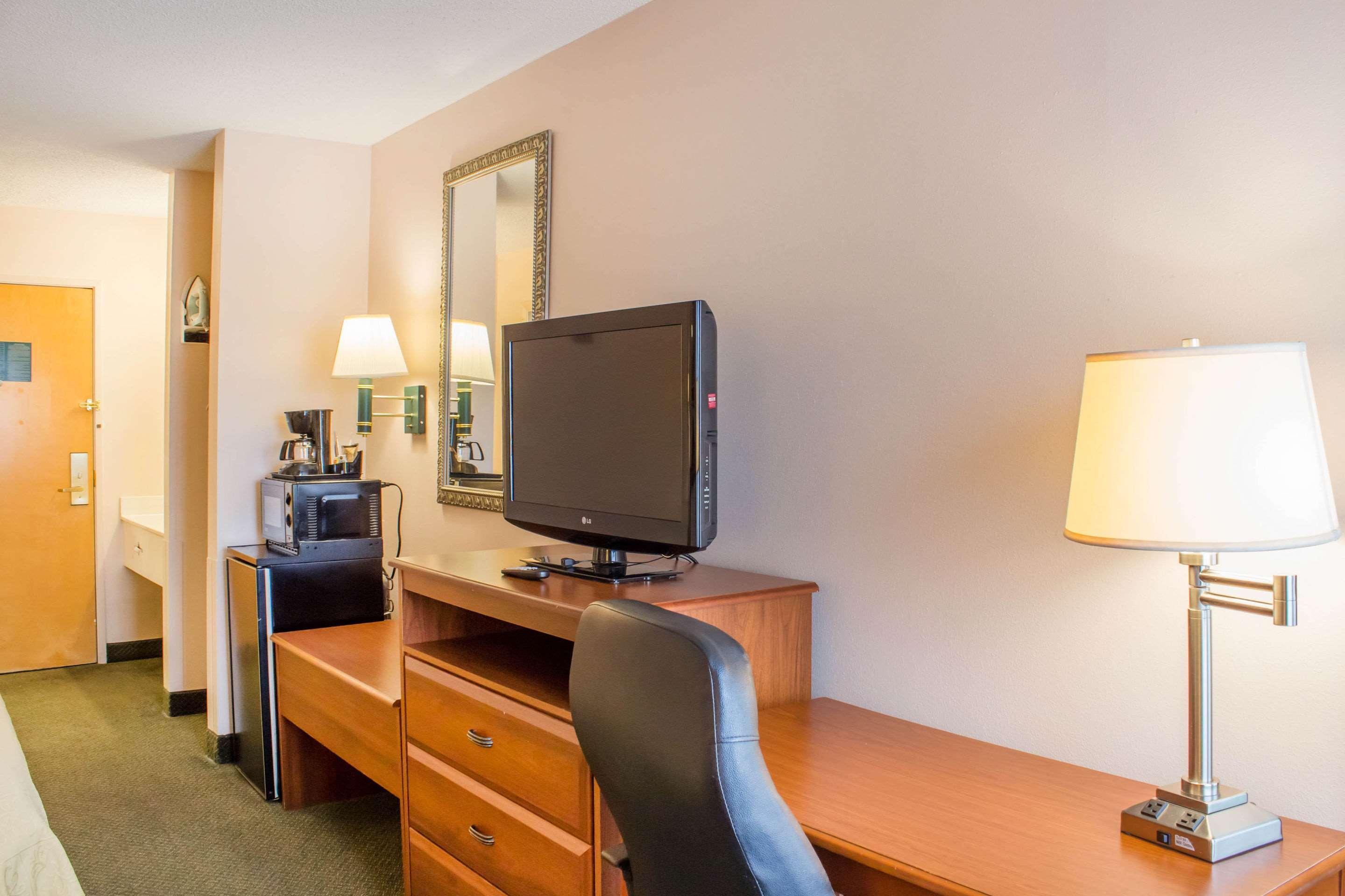 Econo Lodge Raleigh Bagian luar foto