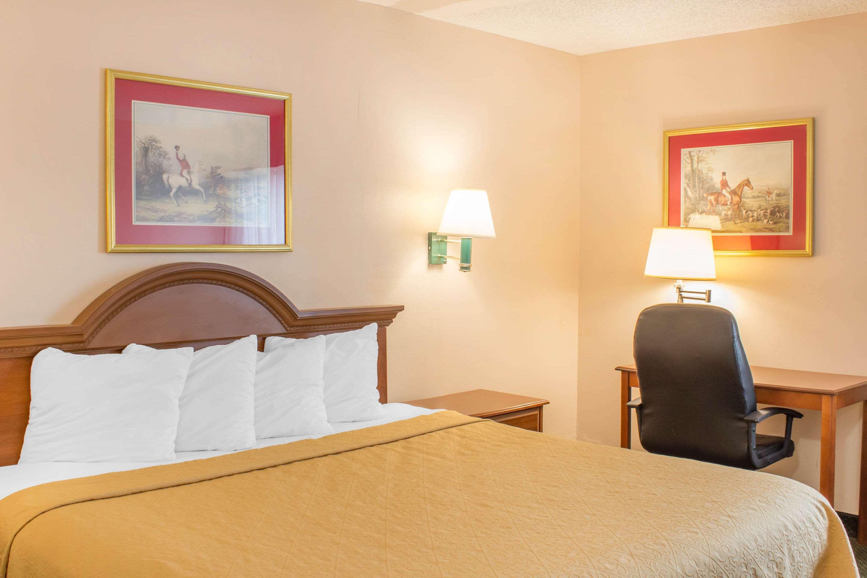 Econo Lodge Raleigh Bagian luar foto