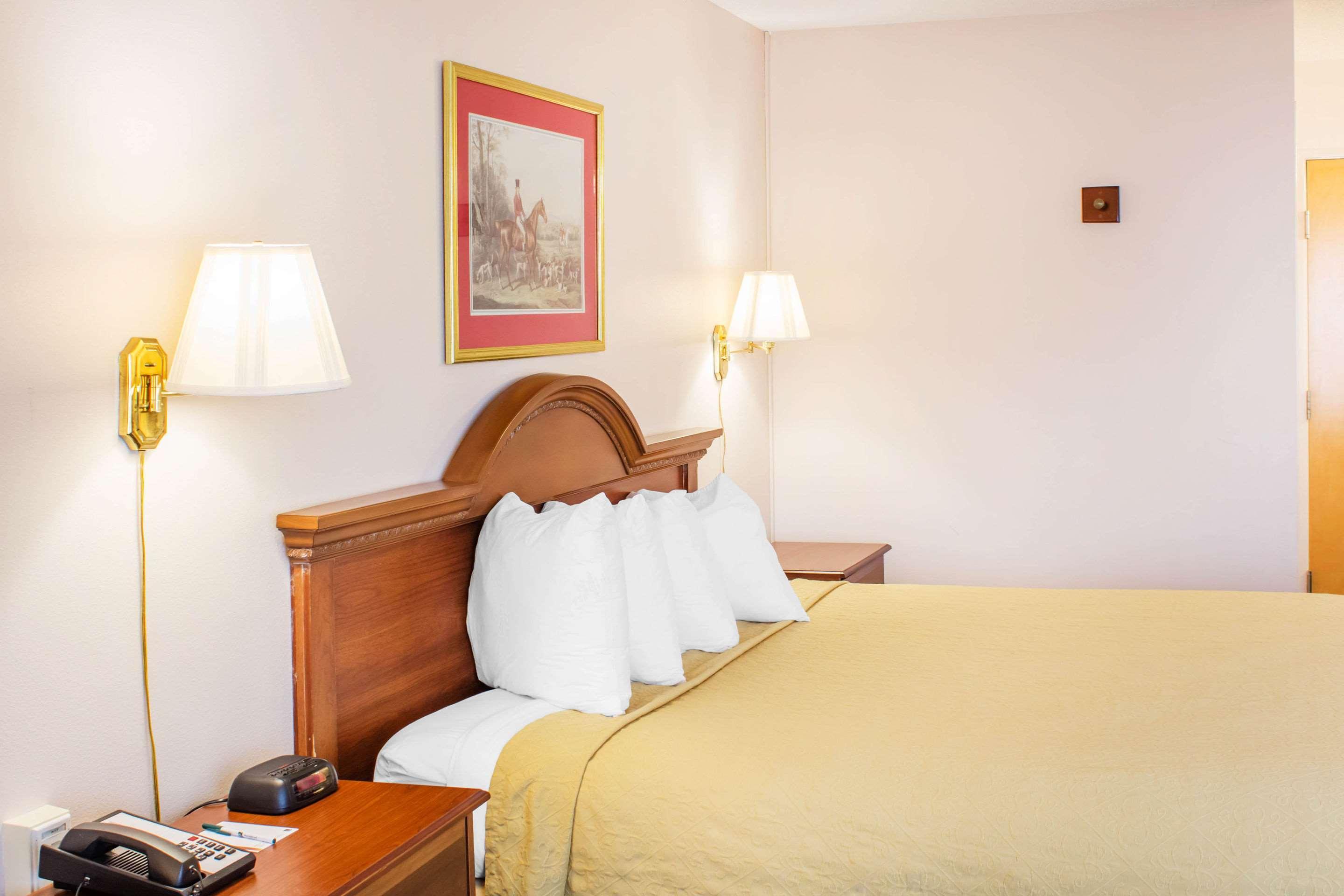 Econo Lodge Raleigh Bagian luar foto