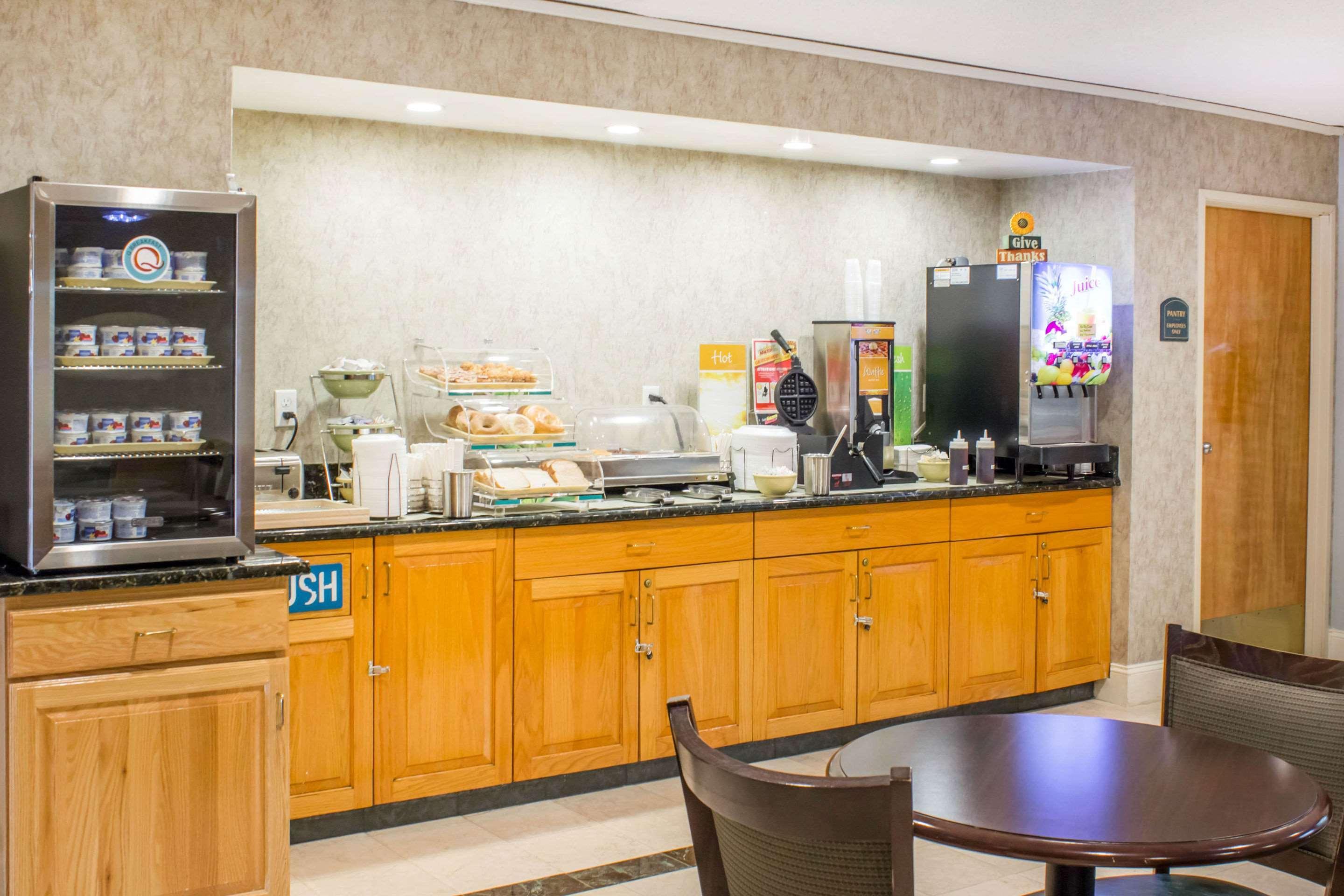 Econo Lodge Raleigh Bagian luar foto