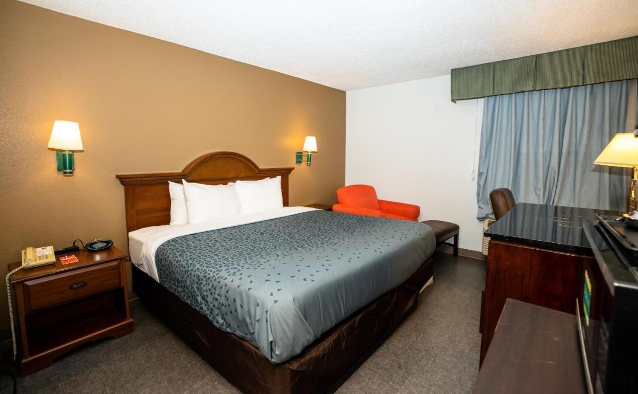 Econo Lodge Raleigh Bagian luar foto