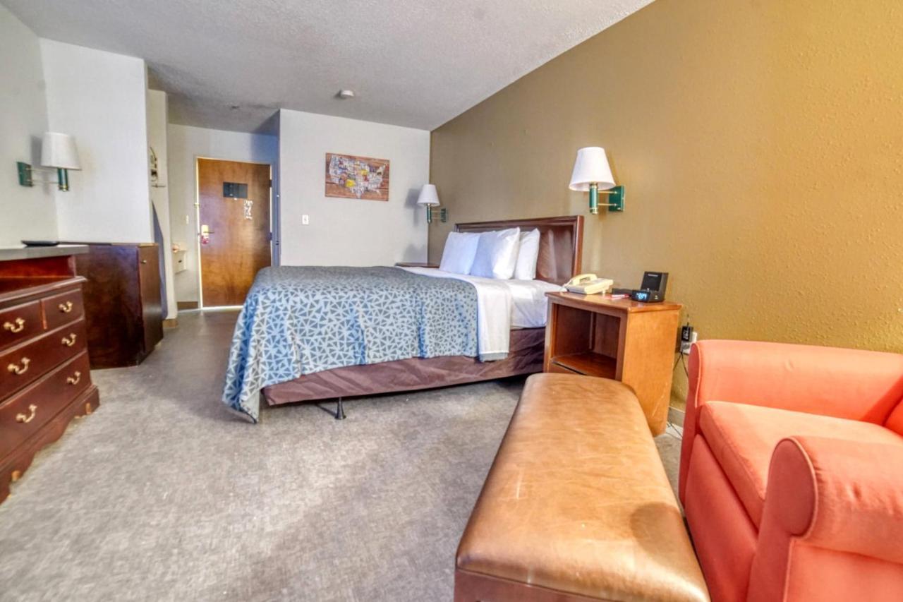 Econo Lodge Raleigh Bagian luar foto