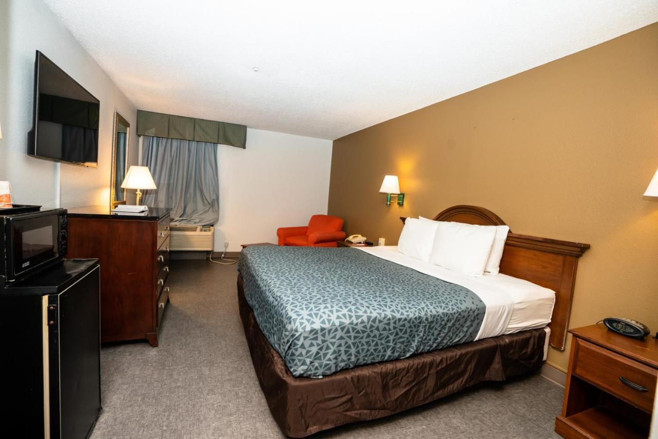 Econo Lodge Raleigh Bagian luar foto