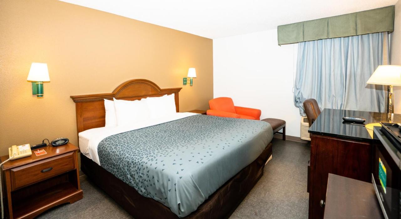 Econo Lodge Raleigh Bagian luar foto