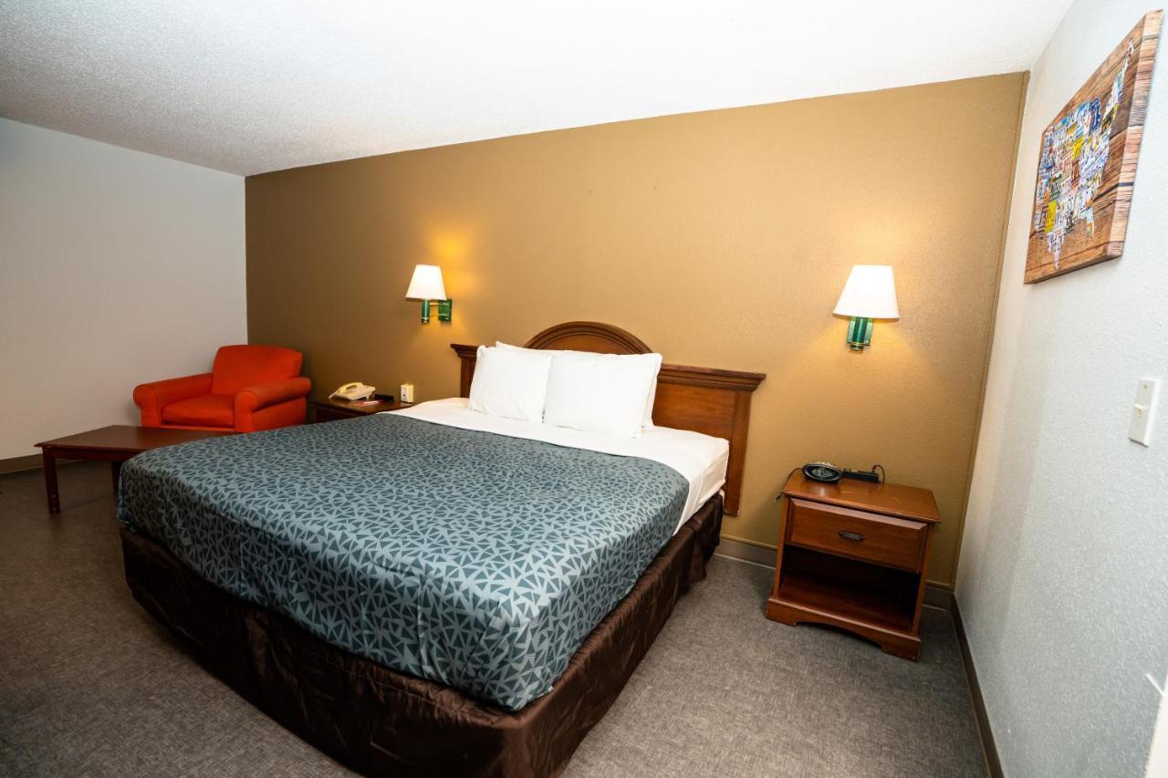 Econo Lodge Raleigh Bagian luar foto