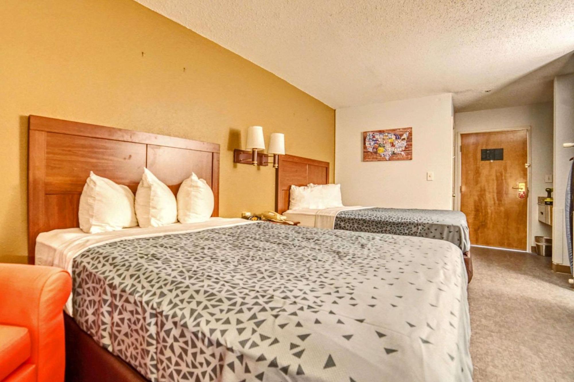 Econo Lodge Raleigh Bagian luar foto