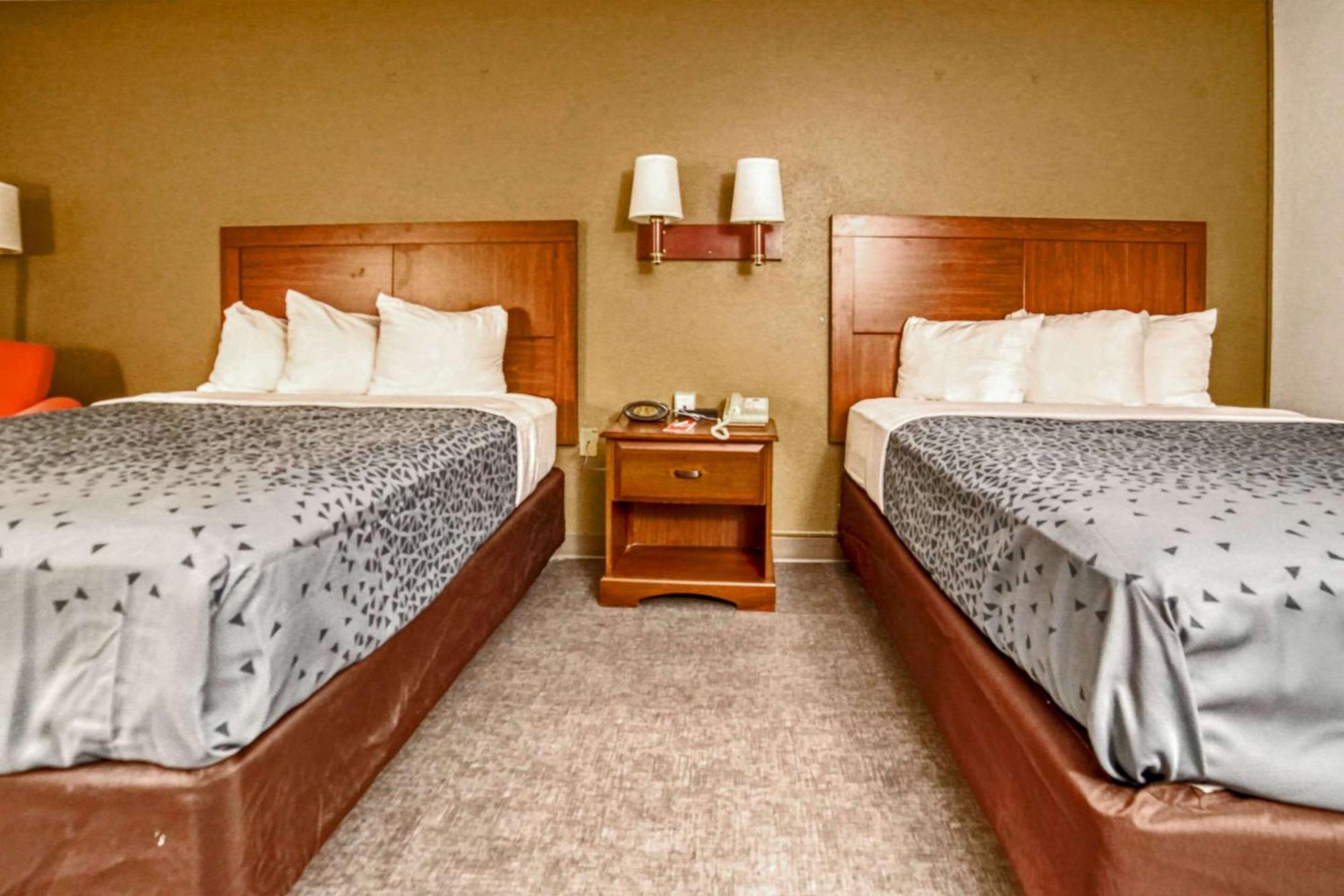 Econo Lodge Raleigh Bagian luar foto