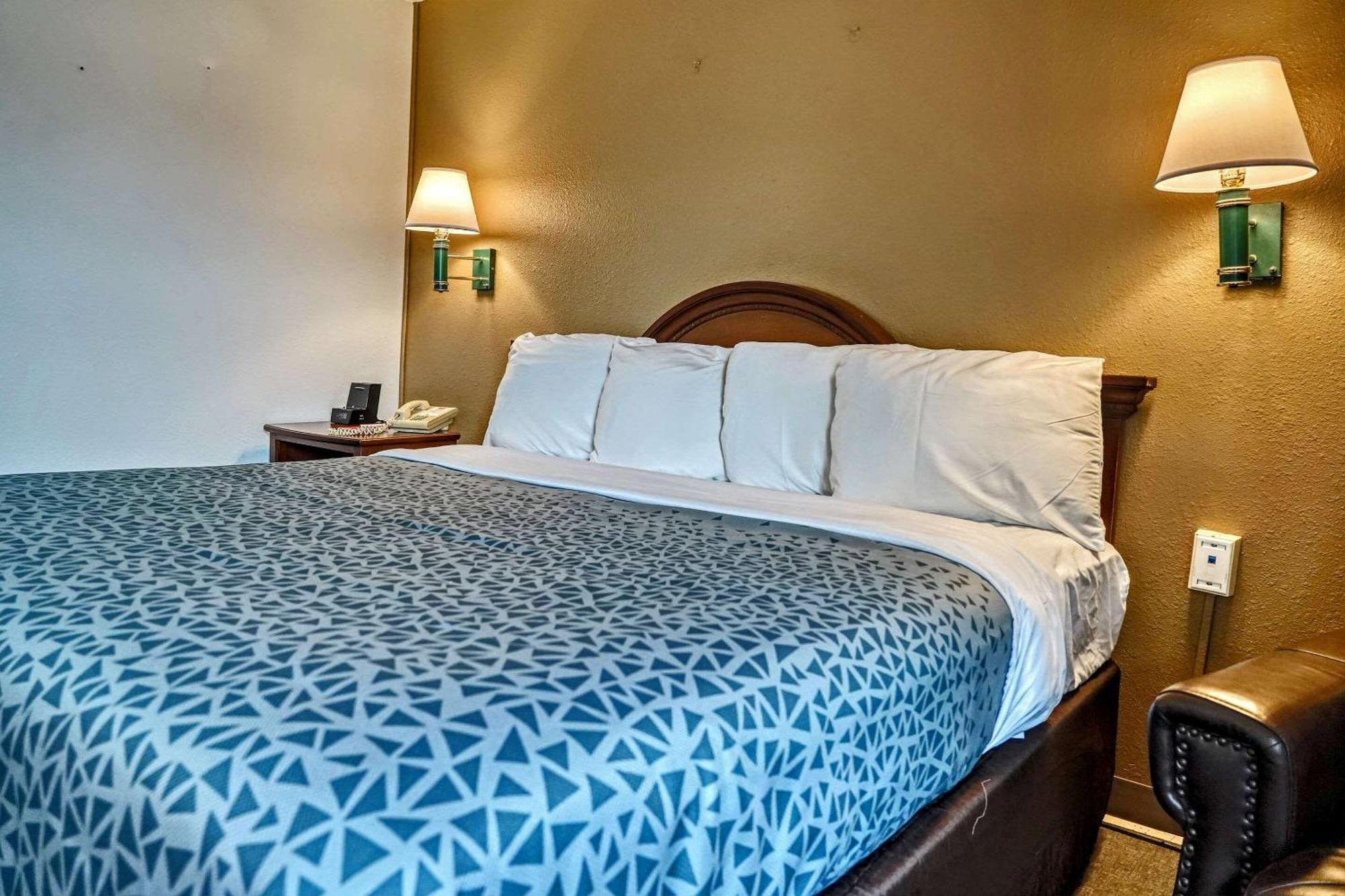 Econo Lodge Raleigh Bagian luar foto
