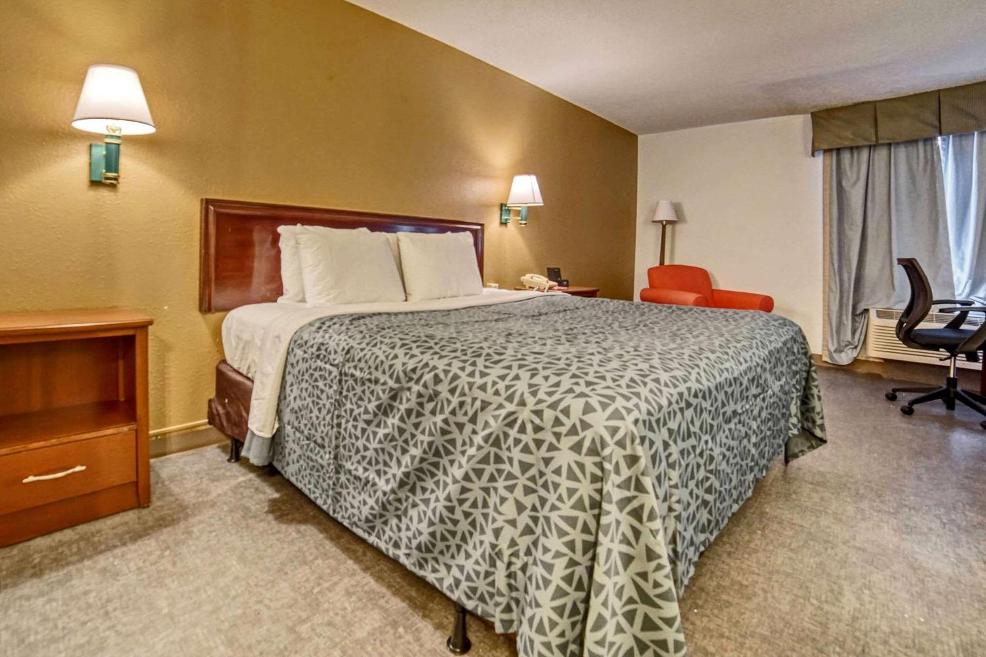 Econo Lodge Raleigh Bagian luar foto