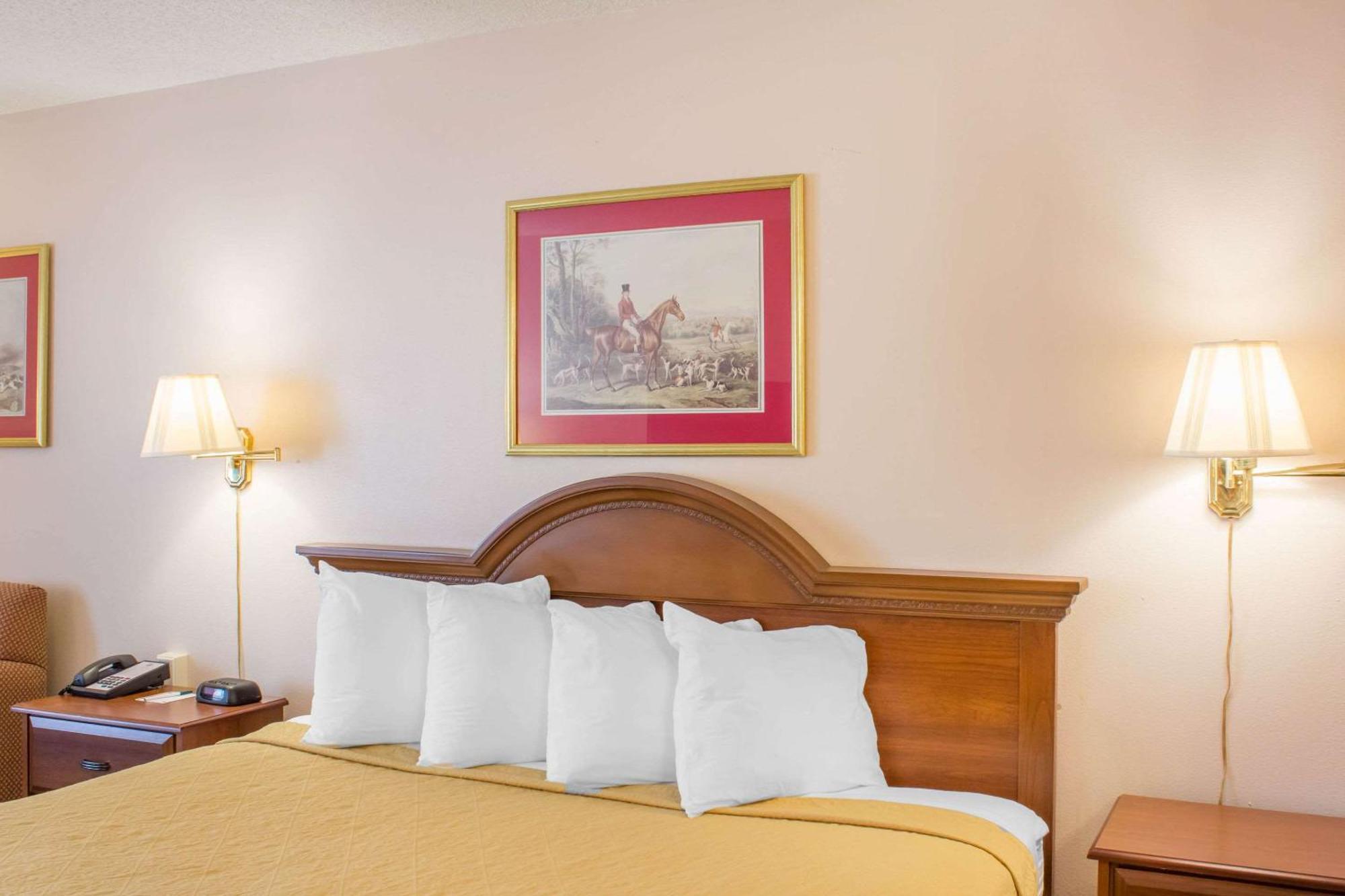 Econo Lodge Raleigh Bagian luar foto