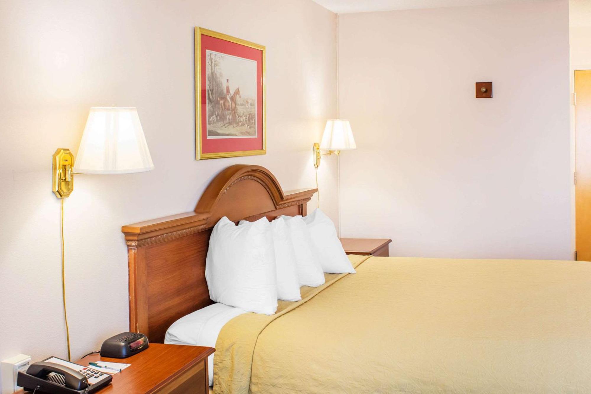 Econo Lodge Raleigh Bagian luar foto