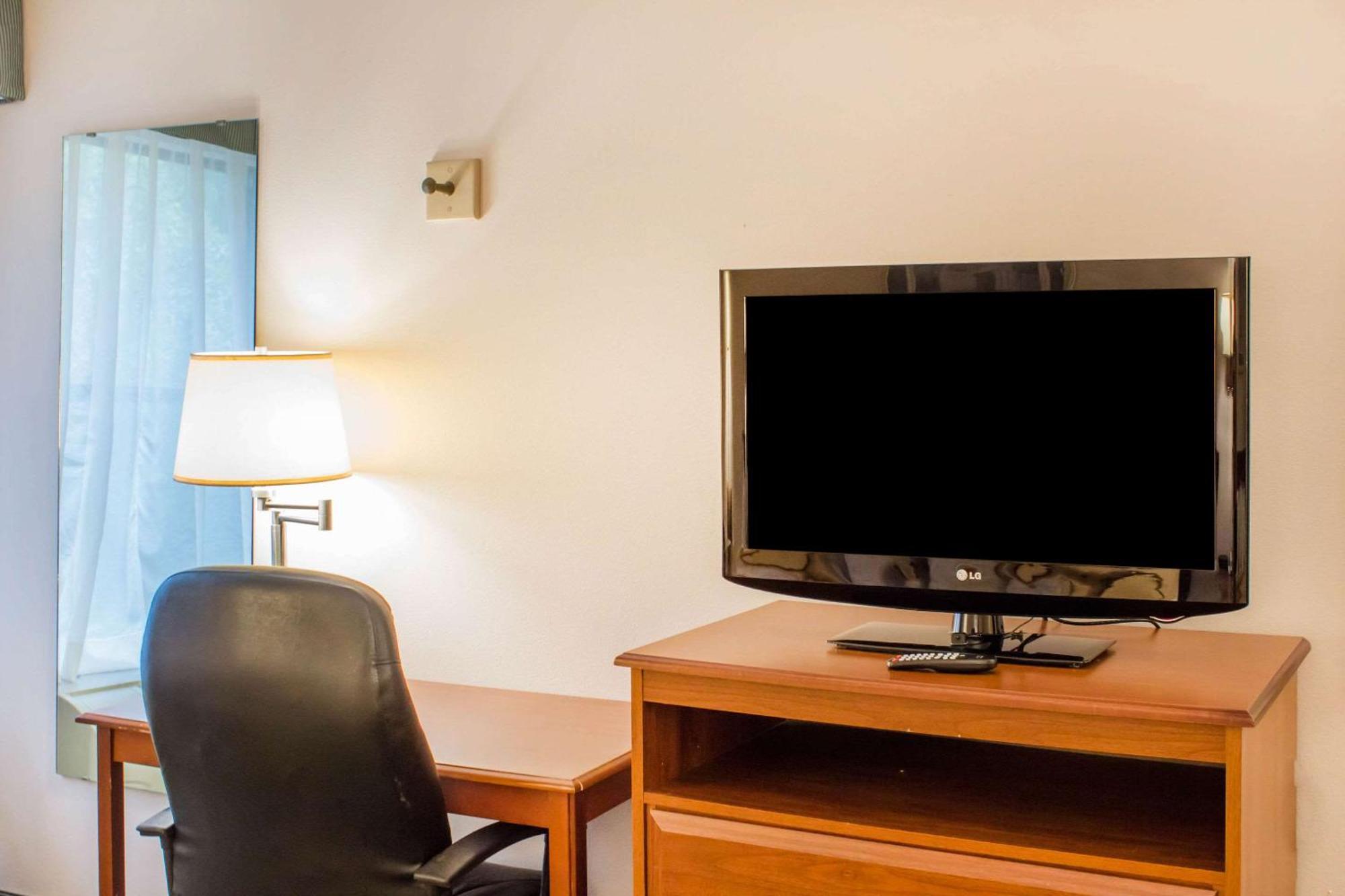 Econo Lodge Raleigh Bagian luar foto