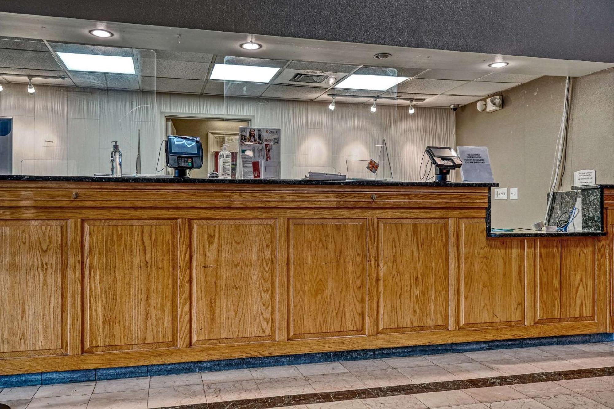 Econo Lodge Raleigh Bagian luar foto