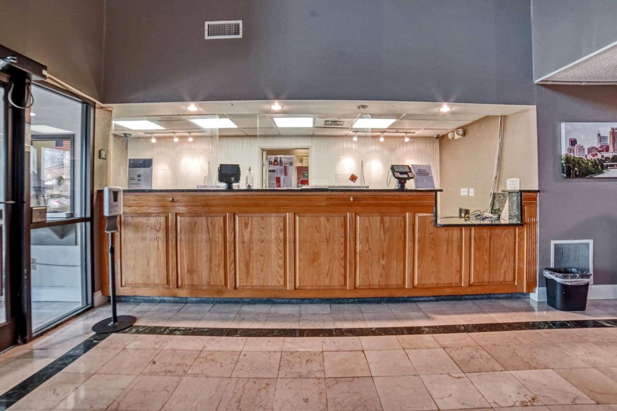 Econo Lodge Raleigh Bagian luar foto