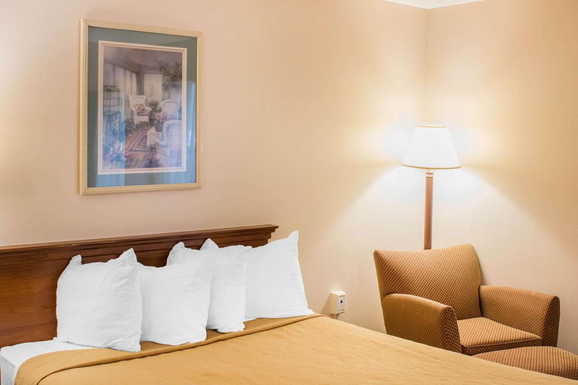 Econo Lodge Raleigh Bagian luar foto